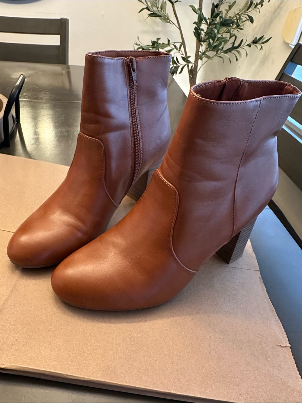 Women's Brown Ankle Boots - Classic Zip Heel